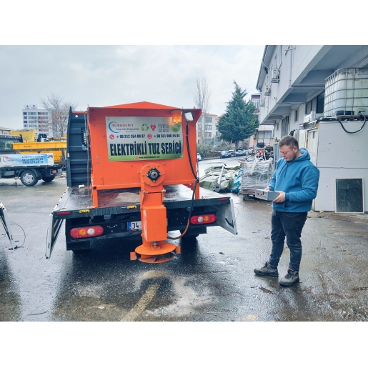 KAMYONET ÜZERİ TUZ SERPME MAKİNESİ 1.2 M3 / ELEKTRİKLİ / UZAKTAN KUMANDALI / 