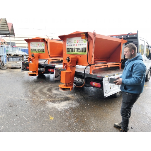 Tuz Serpme Makinesi / Uzaktan Kumandalı / Elektrikli / Kamyonet - Pikap Üzeri Monteli.