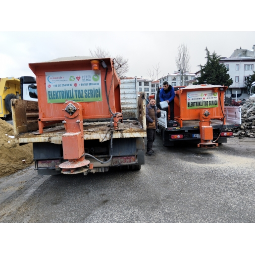 Tuz Serpme Makinesi / Uzaktan Kumandalı / Elektrikli / Kamyonet - Pikap Üzeri Monteli.